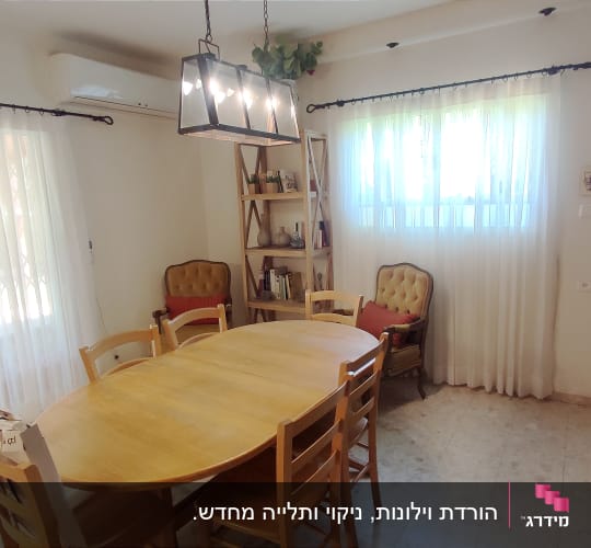 וילונות לבנים שקופים על חלונות גדולים בחדר אוכל